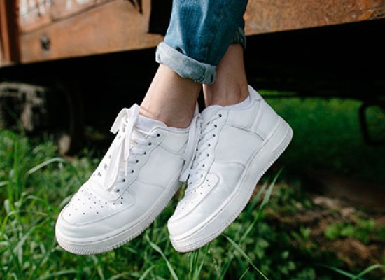 witte sneakers